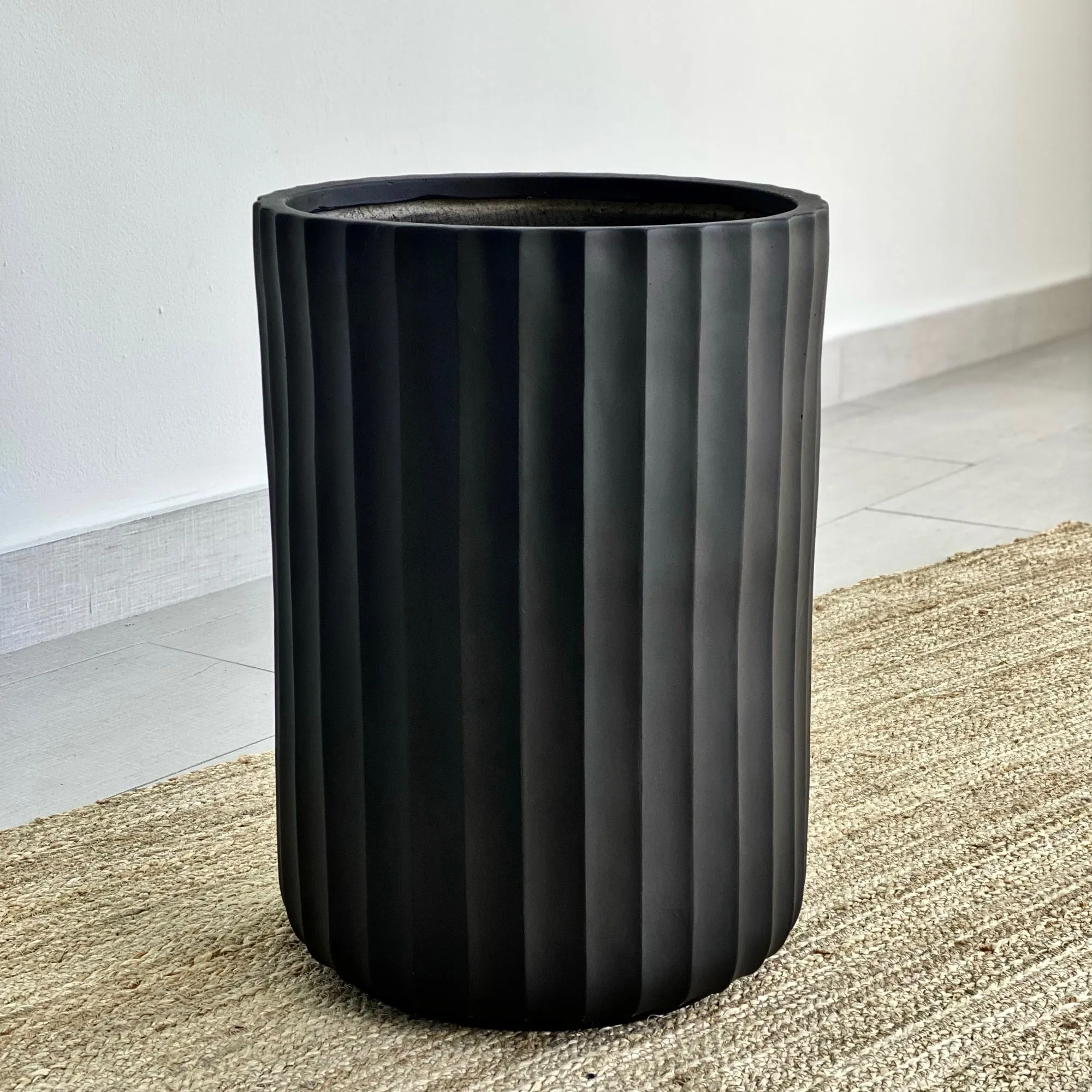 Carousel Fiber Clay Mate Black Planter