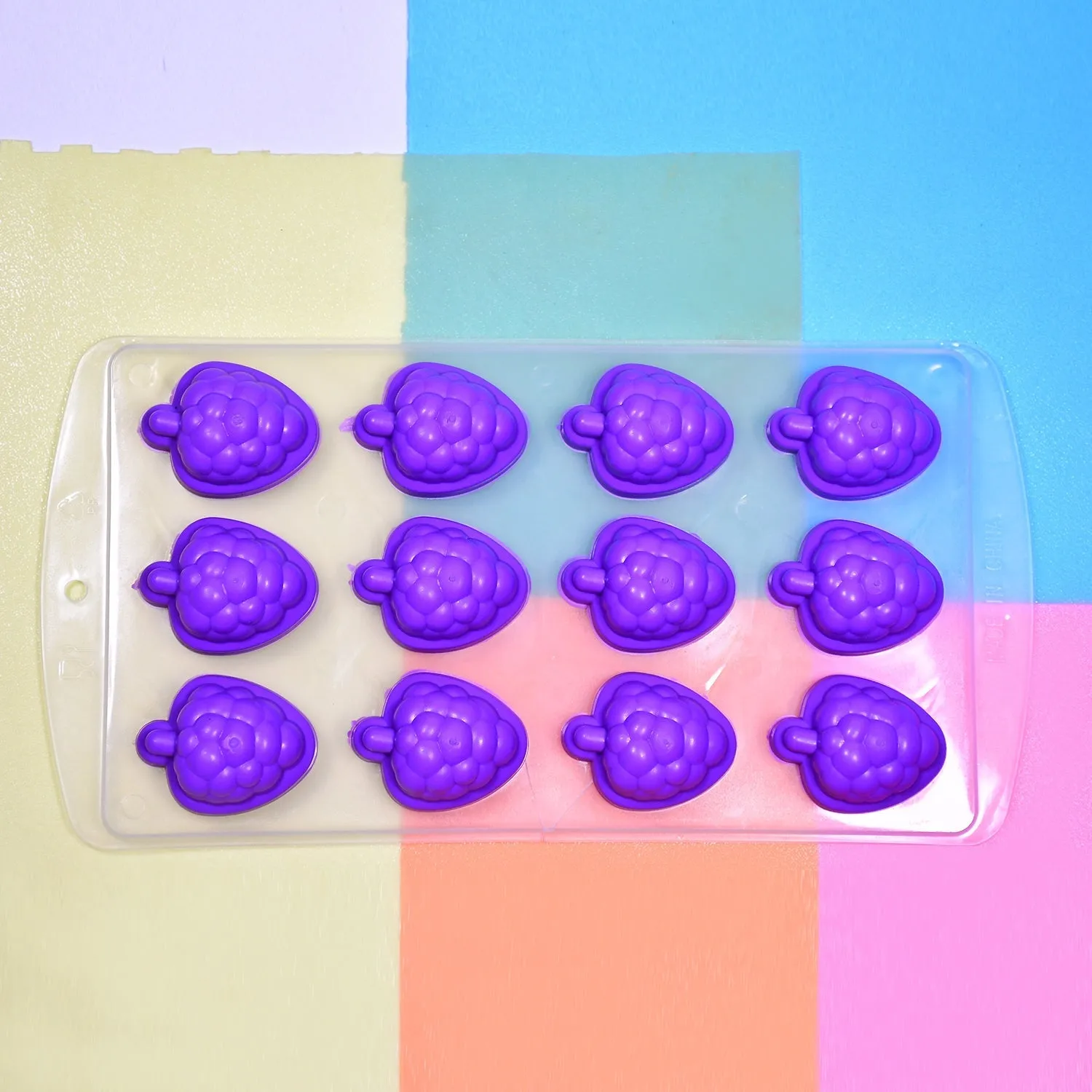 Mix design Ice Trays with Lid for Freezer with Easy to Release Flexible Silicone shape ice cavity.