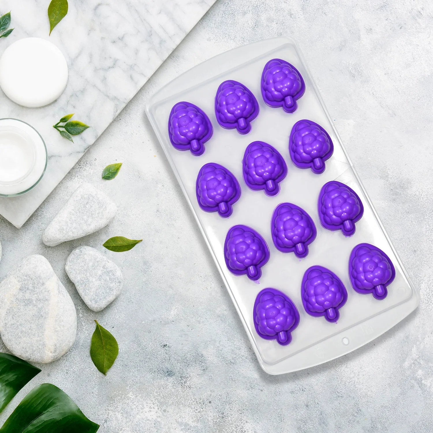 Mix design Ice Trays with Lid for Freezer with Easy to Release Flexible Silicone shape ice cavity.